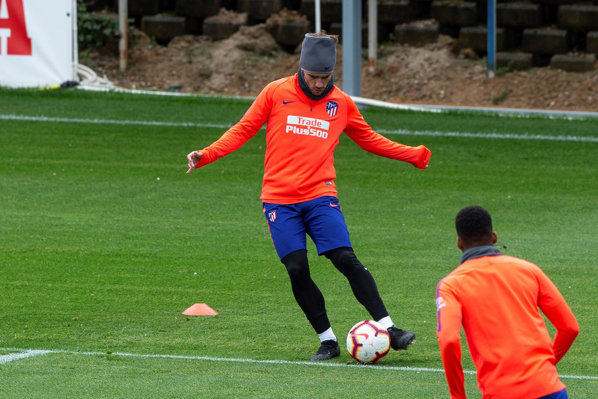 包含马德里竞技发布备战花絮，赛前内部沟通，荷甲任务艰巨，球队文化再被提及的词条